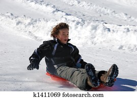 menino, sledding, rapidamente, baixo, a, colina, ligado, um, vermelho, trenó
