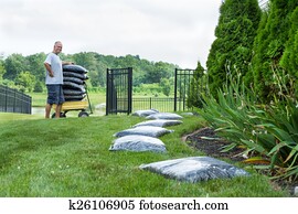 idade média, homem, mulching, seu, casa, quintal