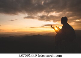 צללית, של, איש צעיר, ידיים, פתוח, דקל, סגוד, ו, להתפלל, ל, אלוהים, ב, sunrise,, נוצרי, דת, מושג, רקע.