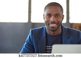 lächeln, afrikanisch, geschäftsmann, arbeiten, a, laptop, in, ein, büro