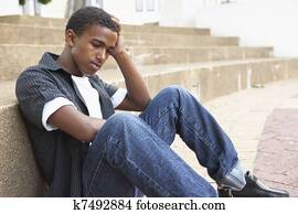 unzufriedene, männlich, jugendlich, schueler, sitzen draußen, auf, hochschule, schritte