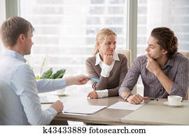 familia joven, y, agente, entregar, un, tarjeta de crédito