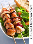 galinha grelhada, e, salada