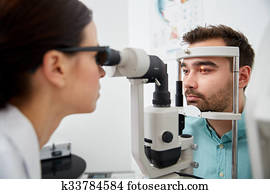 oculista, com, tonometer, e, paciente, em, olho, clínica