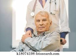 krankenschwester, frau, mit, älterer mann, in, rollstuhl