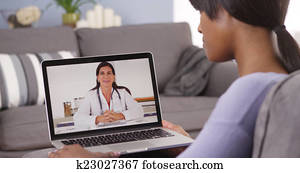mujer negra, vídeo, charlar, con, doctor, en, computador portatil