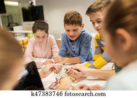 feliz, crianças, com, invenção, equipamento, em, robótica, escola