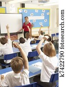 schoolchildren, estudar, em, sala aula, com, professor