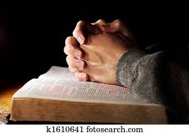 obreros rezando, encima, un, biblia santa