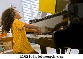 ילדה קטנה, לשחק את הפסנתר