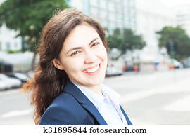 moderno, mujer de negocios, en la ciudad