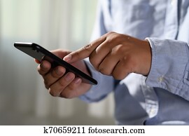 mann, halten, en, hände, und, gebrauchend, digital tablette, handy, telefon, mit, leer, kopieren platz, scree