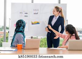 multikulturell, arbeitende, gesellschaft, in, gemeinschaftsarbeit, meeting.