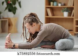 jauns, lokans, sieviete, pa, activewear, sēdēšana, dzeršana uz vietas, noteiktais artikuls, grīda, un, stretching, kāds, kāja