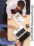 två herrar, affär, diskussion