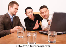 שני גברים, ו, אישה, לעבוד ב, הטל, עם, מחשב נייד