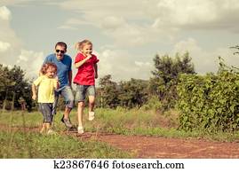 glad familie, gåing, på veien