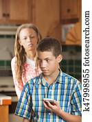 mãe, olha, questioningly, como, dela, adolescente, filho, cheques, seu, telefone