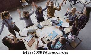 punta la vista, de, equipo negocio, trabajar, moderno, desván, oficina., joven, carrera mezclada, grupo de las personas, pone, palma, juntos, en, centre.