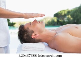 calmo, homem, obtendo, reiki, tratamento, poolside