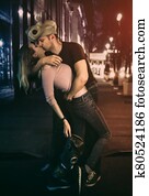 mode, junger erwachsener mann, und, frau, in, schützend, medizinische, masken, auf, schwarzer hintergrund, night. mode, junger erwachsener mann, und, frau, in, schützend, medizinische, masken, auf, schwarzer hintergrund, night.