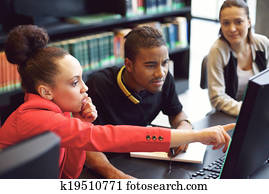 grupo, de, estudantes, fazendo, pesquisa online, em, biblioteca