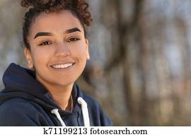 feliz, biracial, carrera mezclada, muchacha americana africana, adolescente, sonriente, con, dientes perfectos