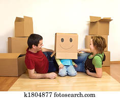 feliz, família jovem, tocando, chão, de, seu, repouso novo