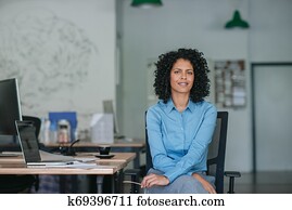 lächeln, jung, geschäftsfrau, sitzen, an, sie, buero, in, ein, büro