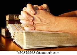 obreros rezando, en, luz, con, santo, biblias