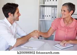 negócio casual, pessoas dão um aperto mão, escrivaninha, e, sorrindo