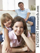 portrett, av, glad familie, avslapping hjemme