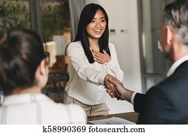 empresa / negocio, carrera, y, colocación, concepto, -, dos, socios de negocio, en, oficina, sacudarir la mano, de, joven, mujer asiática, después, exitoso, negociaciones, o, entrevista