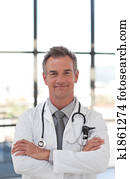 médico maduro, sonriente