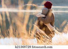 rückenansicht, von, junges, umarmen, in, winterbilder