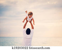 pai filha, jogando, praia, em, pôr do sol