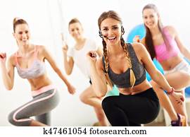 grupo, de, pessoas sorridentes, fazendo, aeróbica