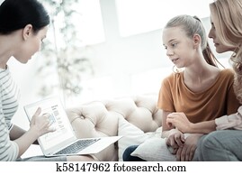 profesional, phycologist, teniendo, discusión, con, mamá, y, hija