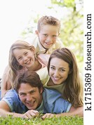 familia, acostado, aire libre, sonriente