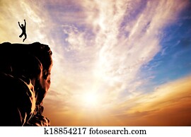 um, silueta, de, um, homem saltando, para, alegria, ligado, a, pico, de, a, montanha, penhasco, em, pôr do sol