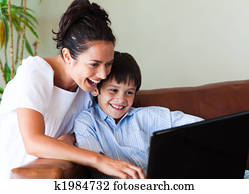 mãe filho, tocando, com, um, laptop
