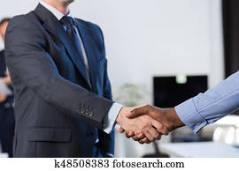 dos, mezcla, carrera, unrecognizable, hombre de negocios, sacudida, mano, acuerdo, coworking, centro, equipo negocio, compañeros de trabajo