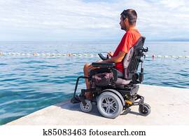 איש, ב, כיסא גלגלים חשמלי