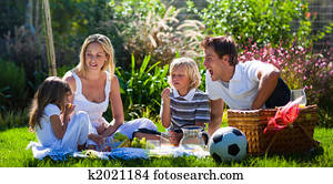 família jovem, tendo divertimento, em, um, piquenique