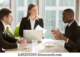 multi-ethnic, equipo negocio, discutir, proyecto, idea, sentado, en, de