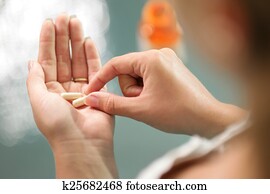 mulher jovem, fazendo exame vitaminas, ginseng, pílula