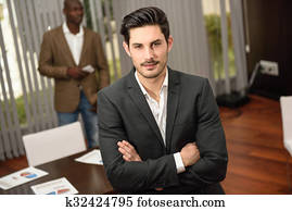 heiter, jung, geschäftsmann, in, formalwear, beibehaltung, verschränkte arme