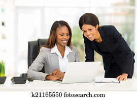 hembra africana, colegas, trabajando, en, oficina