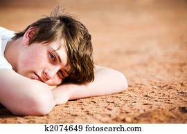 adolescente, deitando, ligado, chão