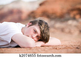 adolescente masculino, deitando, ligado, chão